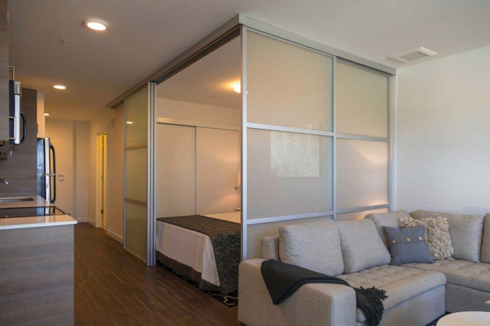 پارتیشن کشویی شیشه ای برای تبدیل یک اتاق به دو اتاق