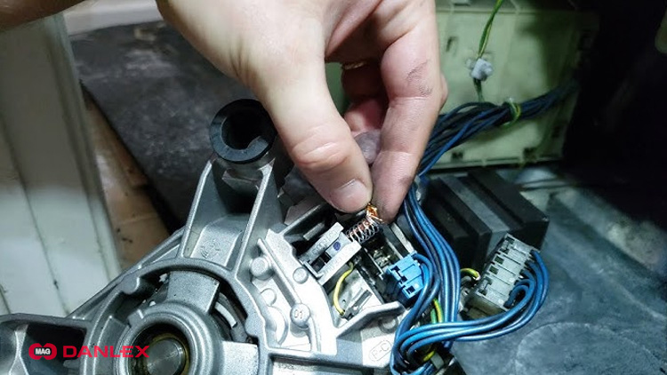 آموزش قدم به قدم تعویض ذغال کارواش خانگی تعویض-ذغال-کارواش-خانگی